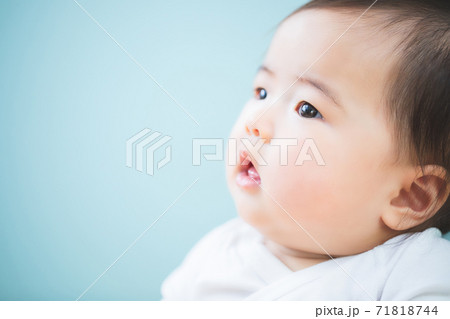 水色の壁にいる赤ちゃん 水色の壁にいる赤ちゃん 71818744