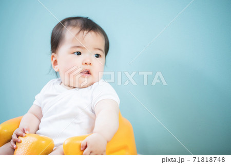 水色の壁にいる赤ちゃん 71818748