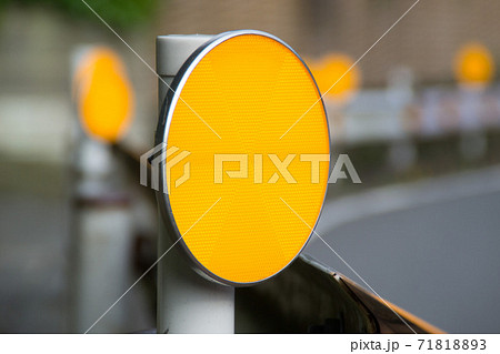 ガードレール用視線誘導標の反射板 の写真素材 7181