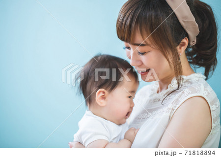 赤ちゃんを抱っこする笑顔の若いママ 赤ちゃんを抱っこする笑顔の若いママ 71818894