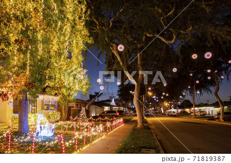 Night view of the christmas decoration of some house at Fullerton 71819387
