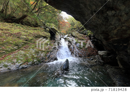 国領川の源流域、別子ラインのさらに奥「西鈴尾谷川」の秋 71819428