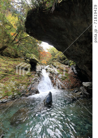 国領川の源流域、別子ラインのさらに奥「西鈴尾谷川」の秋 71819429