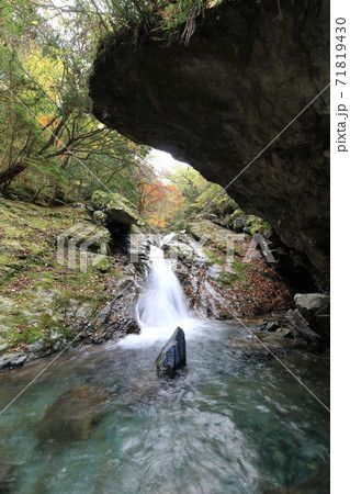 国領川の源流域、別子ラインのさらに奥「西鈴尾谷川」の秋 71819430