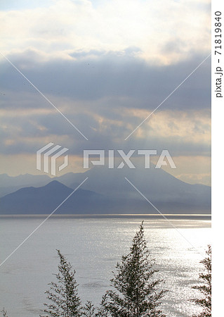 対岸の島根県松江市美保関町の峠越えの道から望む対岸の大山 71819840