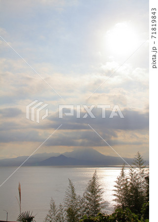 対岸の島根県松江市美保関町の峠越えの道から望む対岸の大山 対岸の島根県松江市美保関町の峠越えの道から望む対岸の大山 71819843