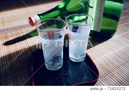 転がった一升瓶とグラス 71820272