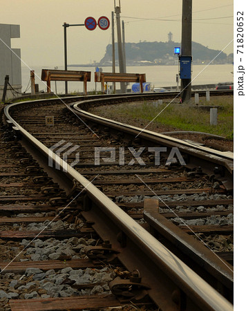 江ノ電の線路と江の島 江ノ電の線路と江の島 71820652