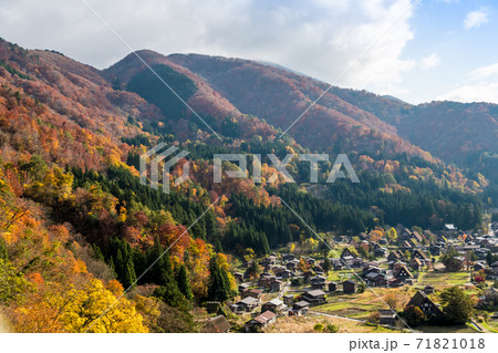 【紅葉の白川郷 天守閣展望台からの合掌造り集落 】 【紅葉の白川郷 天守閣展望台からの合掌造り集落 】 71821018