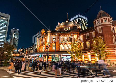 日本の東京都市景観 東京駅丸の内南口や赤レンガ駅舎などを望む(コロナ青信号?赤信号?)=11月19日 日本の東京都市景観 東京駅丸の内南口や赤レンガ駅舎などを望む(コロナ青信号?赤信号?)=11月19日 71821178