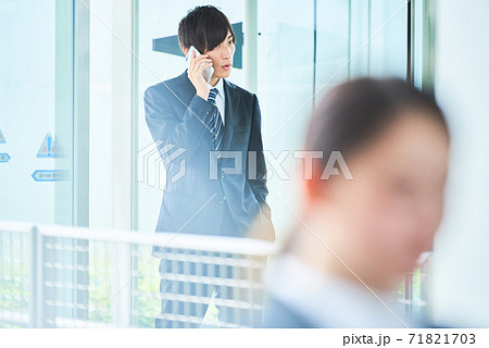 若い ビジネスマン 若い ビジネスマン 71821703