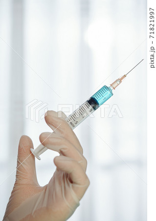Doctors hand with syringe Doctors hand with syringe 71821997