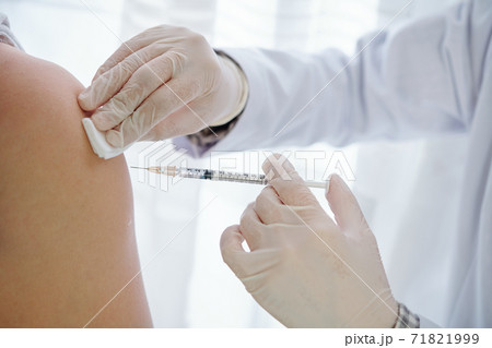Vaccinating patient against coronavirus 71821999