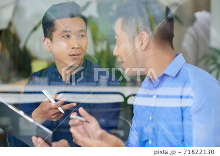 Taking business people Taking business people 71822130