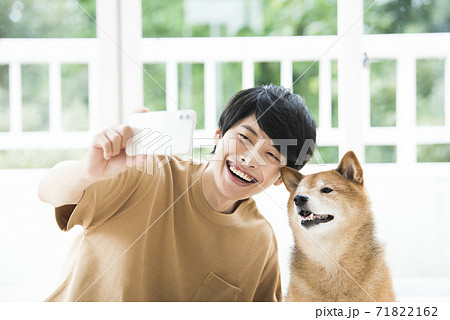 飼い犬と自撮りする若い男性 飼い犬と自撮りする若い男性 71822162