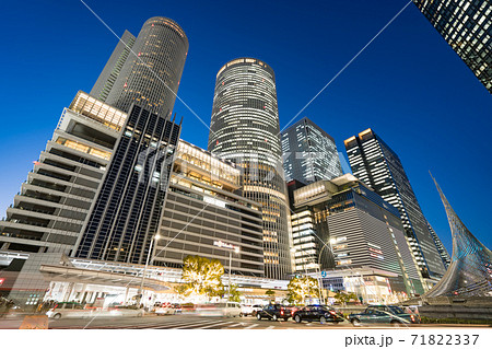名古屋都市風景 名古屋駅前ロータリー JRセントラルタワーズ 大名古屋ビルヂング 夜景 名古屋都市風景 名古屋駅前ロータリー JRセントラルタワーズ 大名古屋ビルヂング 夜景 71822337