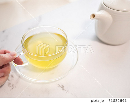 透明耐熱グラスに急須で注がれた緑茶・日本茶を家で飲む様子。 71822641
