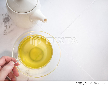 透明耐熱グラスに急須で注がれた緑茶・日本茶を家で飲む様子。 71822655