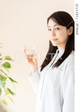 寝室で水分補給する若い女性 寝室で水分補給する若い女性 71823720