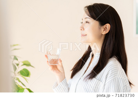 寝室で水分補給する若い女性 71823730