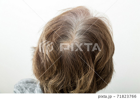 シニア 髪の毛 ヘアケア 白髪の写真素材