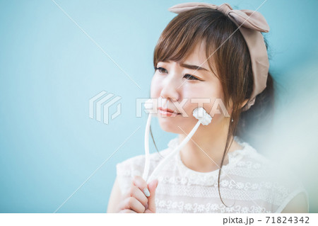 美顔ローラーでマッサージする女性 美顔ローラーでマッサージする女性 71824342