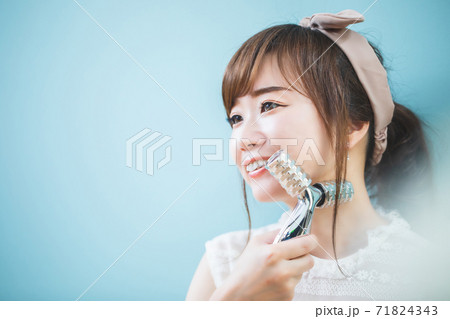 美顔ローラーでマッサージする女性 71824343