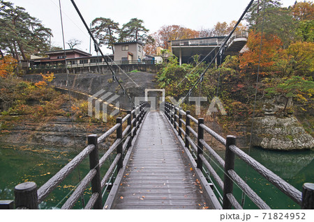 秋の塔のへつり（吊り橋） 71824952