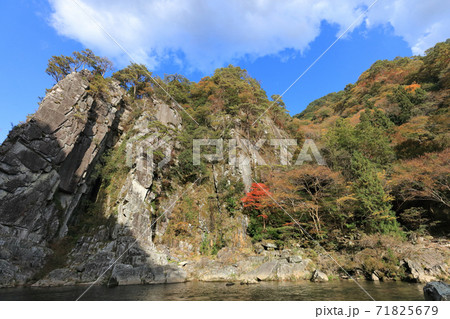 天険「戻ヶ嶽」の秋。（吉野川最長の支流銅山川の富郷渓谷） 71825679