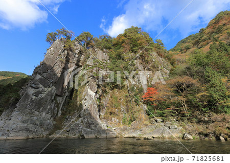 天険「戻ヶ嶽」の秋。（吉野川最長の支流銅山川の富郷渓谷） 71825681