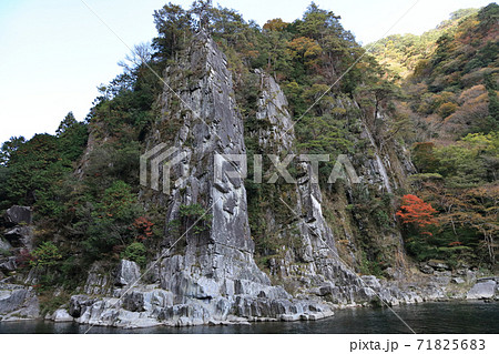 天険「戻ヶ嶽」の秋。（吉野川最長の支流銅山川の富郷渓谷） 71825683