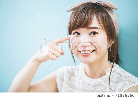 目元を指さす女性 71826566