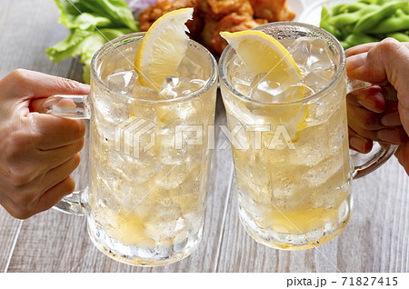 ハイボール　乾杯 71827415