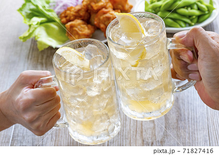 ハイボール　乾杯 71827416