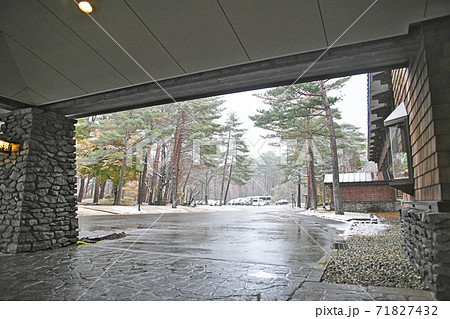 秋の裏磐梯高原ホテル（雪が降る朝） 71827432
