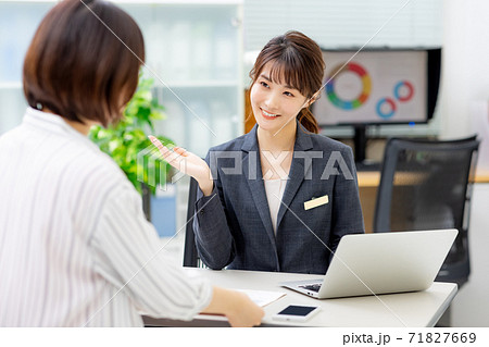 女性の相談に乗るスタッフ 女性の相談に乗るスタッフ 71827669