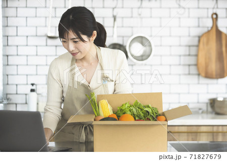 食品の宅配サービスを利用する女性 71827679