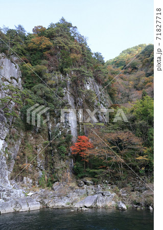 天険「戻ヶ嶽」の秋。（吉野川の支流銅山川の富里渓谷） 71827718