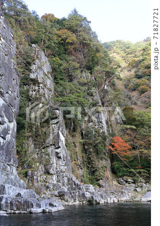 天険「戻ヶ嶽」の秋。（吉野川の支流銅山川の富里渓谷） 71827721