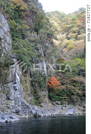 天険「戻ヶ嶽」の秋。（吉野川の支流銅山川の富里渓谷） 71827727