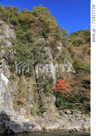 天険「戻ヶ嶽」の秋。(吉野川の支流銅山川の富里渓谷) 天険「戻ヶ嶽」の秋。(吉野川の支流銅山川の富里渓谷) 71827730