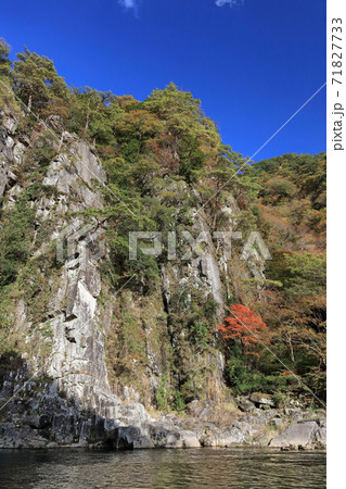 天険「戻ヶ嶽」の秋。（吉野川の支流銅山川の富里渓谷） 71827733