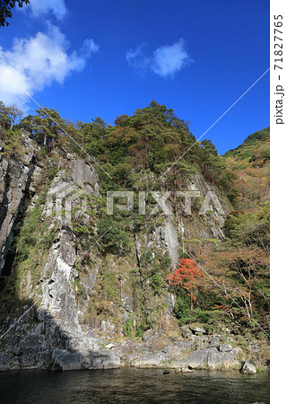 天険「戻ヶ嶽」の秋。（吉野川の支流銅山川の富里渓谷） 71827765