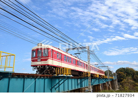 快晴の中、粟生線の鉄橋を渡る神戸電鉄1500形電車です 快晴の中、粟生線の鉄橋を渡る神戸電鉄1500形電車です 71827934