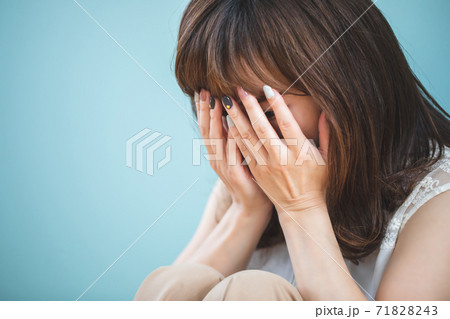 泣く女性 71828243