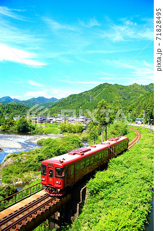 長良川沿いに走る観光列車ながら 71828495