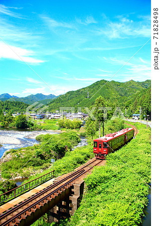長良川沿いに走る観光列車ながら 長良川沿いに走る観光列車ながら 71828498