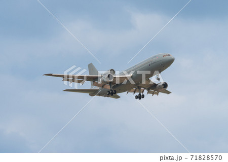 イギリス空軍トライスター空中給油機着陸 71828570