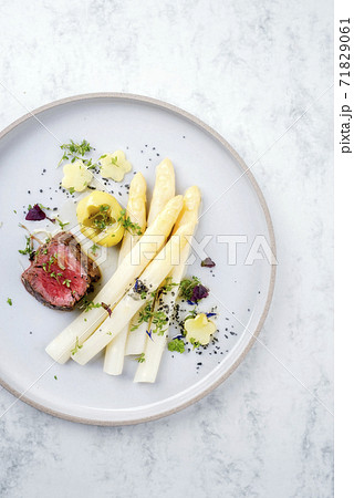 dry aged sliced fillet steak with white asparagus and roast potatoes dry aged sliced fillet steak with white asparagus and roast potatoes 71829061