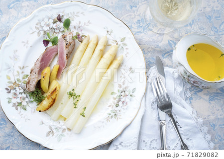 Traditional sliced pork fillet steak with white asparagus in butter sauce and roast potatoes Traditional sliced pork fillet steak with white asparagus in butter sauce and roast potatoes 71829082